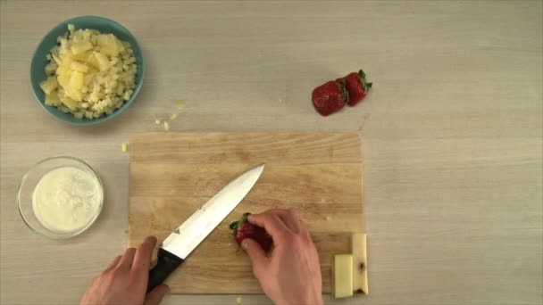 Cozinhar de salada de fruto. Visão em primeira pessoa — Vídeo de Stock