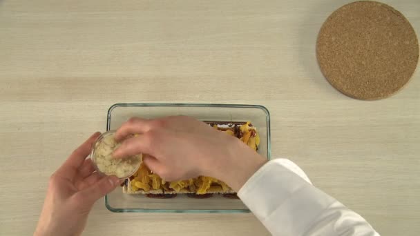 Gesundes Dessert mit Pflaumen und getrockneten Aprikosen. — Stockvideo