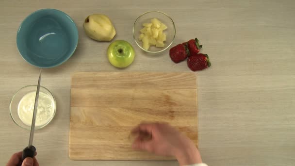 Vista sobre chef corte de maçã para salada de frutas — Vídeo de Stock