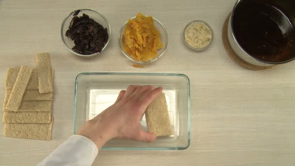 pruneaux coupés et apicots séchés .