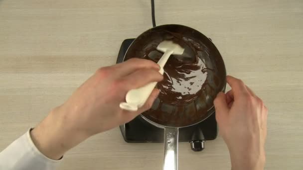 Glassa di cioccolato sul processo di miscelazione stufa — Video Stock