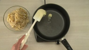 Sıcak bir tava üzerinde erime tereyağı