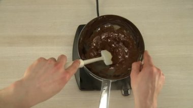 Karıştırma işlemi ocakta çikolata sır