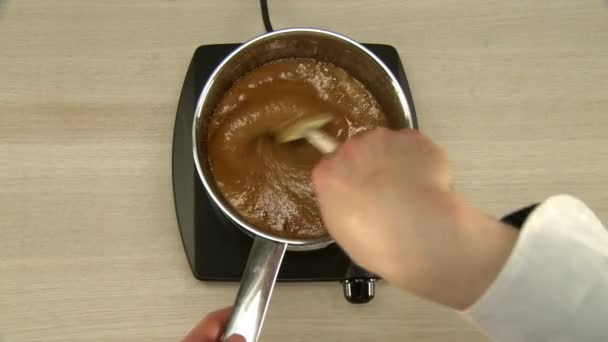 Cuisson glaçure au chocolat . — Video