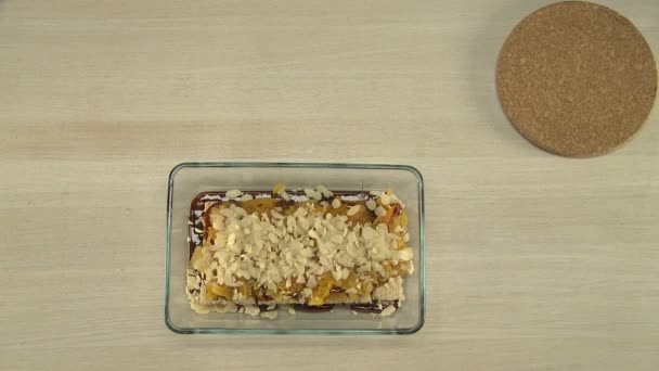 Gesundes Dessert mit Pflaumen und getrockneten Aprikosen. — Stockvideo