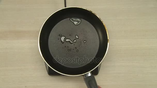 Vista superior da omelete cozinhando chef em torradas — Vídeo de Stock