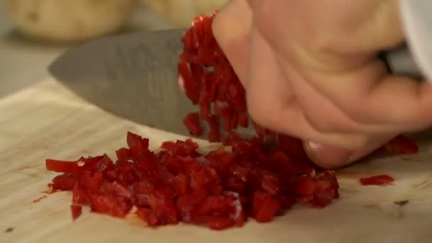 Widok szefa kuchni, krojenie czerwona papryka, zbliżenie — Wideo stockowe