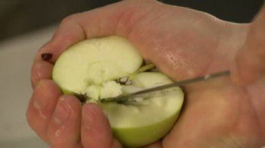 Aşçılık tahta üzerinde Ocak kesme taze yeşil elma