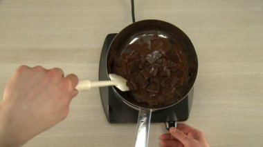 Karıştırma işlemi ocakta çikolata sır