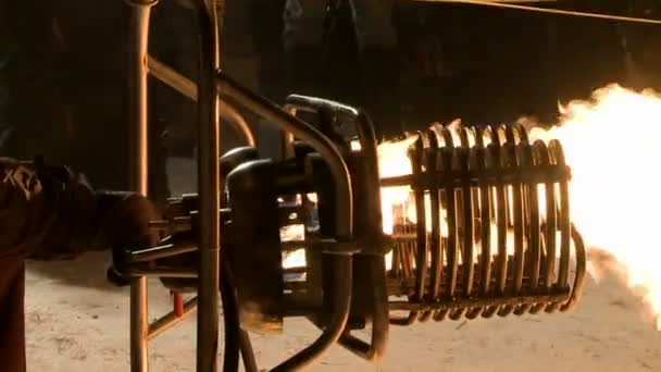 Brûleur de montgolfière au travail vue du sol 