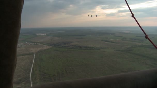 Vista aérea del globo aerostático en campo y cabañas — Vídeos de Stock