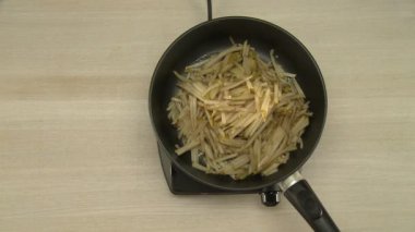 Sıcak bir tava üzerinde erime tereyağı