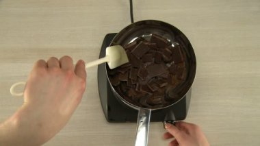 Karıştırma işlemi ocakta çikolata sır