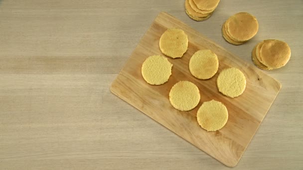 Processo di raccolta di stampi per torte dalla tavola — Video Stock