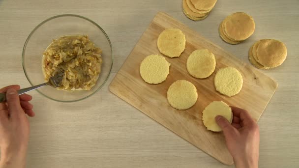 Proceso de recoger moldes de pastel de la mesa — Vídeos de Stock