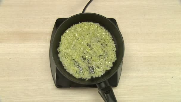 切碎的洋葱煎炸对植物油顶视图 — 图库视频影像