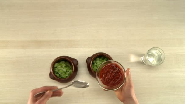 Cuisinière mettant du ketchup dans des pots avec des légumes — Video