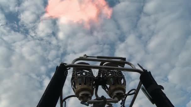 Heißluftballonbrenner Blick aus dem Korb — Stockvideo