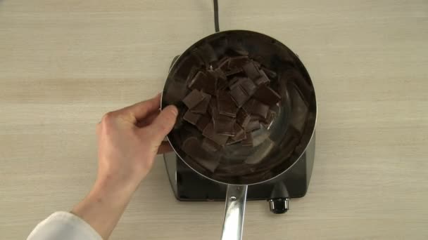 Glassa di cioccolato sul processo di miscelazione stufa — Video Stock