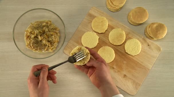 Processus de ramassage des moules à gâteau sur la table — Video