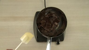 Karıştırma işlemi ocakta çikolata sır