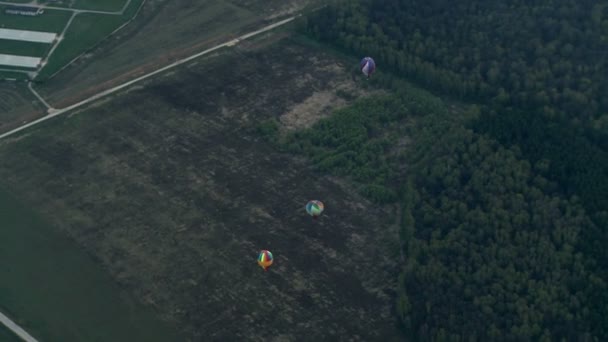 Globos de aire caliente de colores en la vista aérea del cielo — Vídeos de Stock