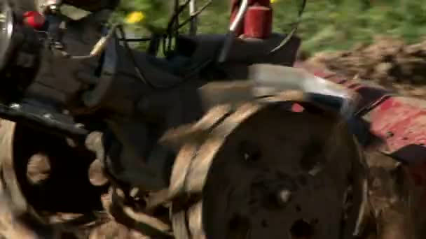 Landwirt pflügt Land bei der Arbeit um — Stockvideo