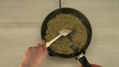 Bir aşçı karıştırma cut armut bir tavada