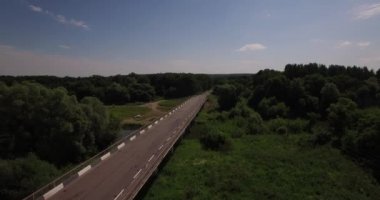 Bir nehir üzerinde bir köprü havadan görünümü