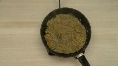 Bir aşçı karıştırma cut armut bir tavada