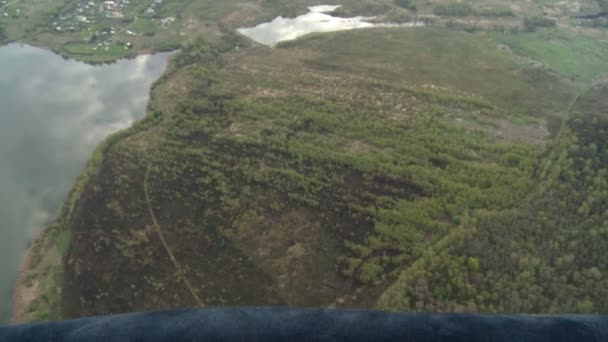 Belle vue aérienne au lac dans lequel le ciel réfléchissant — Video