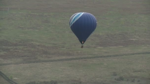 Globo de aire caliente en el cielo — Vídeo de stock