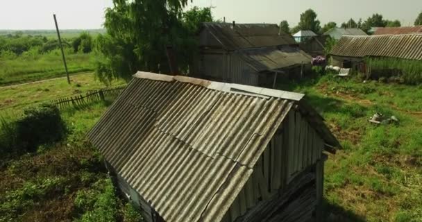 小屋和村庄路鸟瞰图 — 图库视频影像