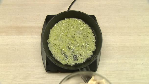 Bitkisel yağ üstten görünüm üzerinde kızartma doğranmış soğan — Stok video