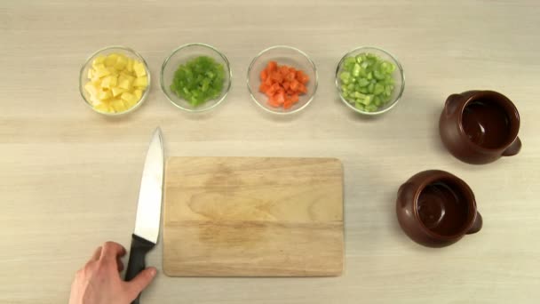 Fornuis snijden aardappelen op houten plank bovenaanzicht — Stockvideo