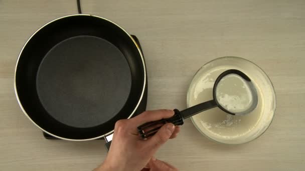 Вид від першої особи на шеф-кухаря готує тісто для млинців — стокове відео