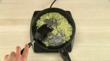 Bitkisel yağ üstten görünüm üzerinde kızartma doğranmış soğan