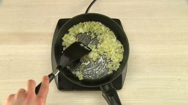 Friture d'oignon haché sur l'huile végétale vue de dessus — Video