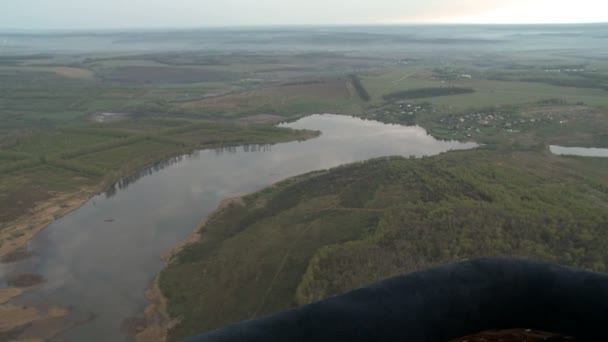 Bellas vistas aéreas al lago y al campo — Vídeo de stock