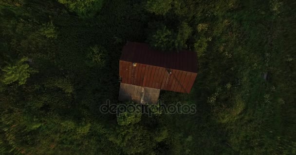 Vista aérea de subir acima do telhado e da estrada — Vídeo de Stock