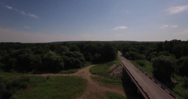 Vista aérea de un puente sobre un río — Vídeo de stock