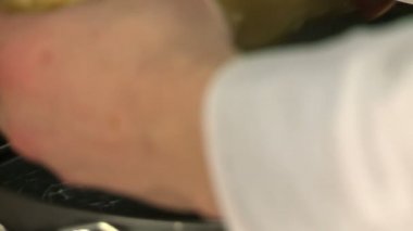 Şef görünümünü dilimlenmiş elma ile hamur rulo