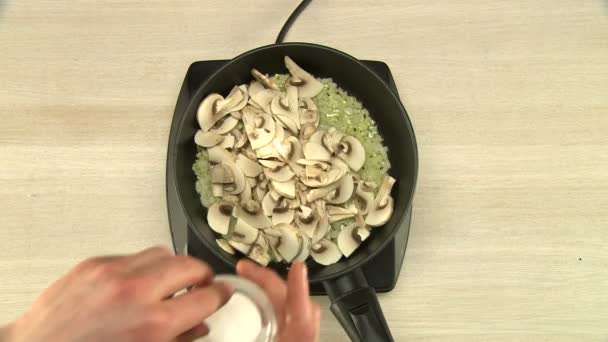 Cipolla tritata frittura su olio vegetale vista dall'alto — Video Stock