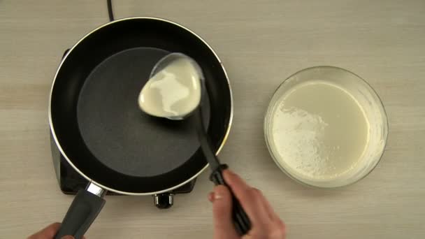 Första person vy på kocken stekar pannkaka — Stockvideo