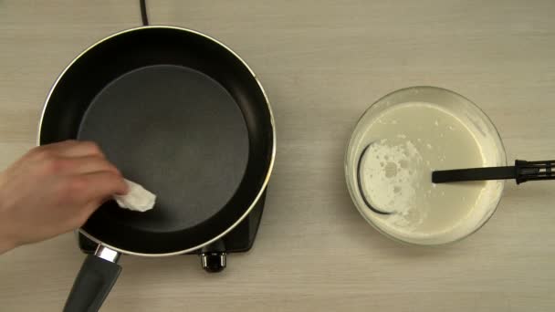 Вид від першої особи на шеф-кухаря смажить млинець — стокове відео