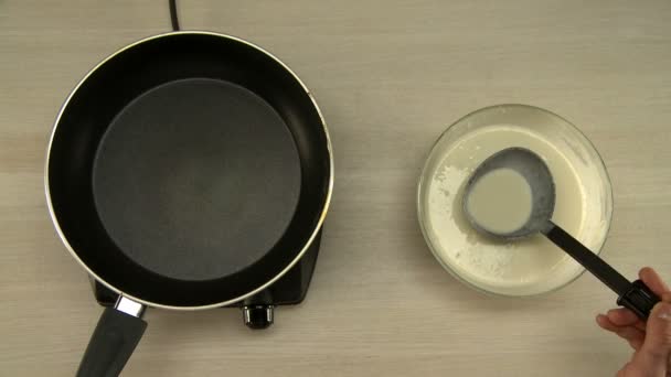 Vista in prima persona sul pancake arrosto dello chef — Video Stock