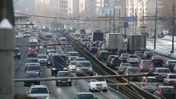 Muitos carros na estrada no inverno Rússia — Vídeo de Stock