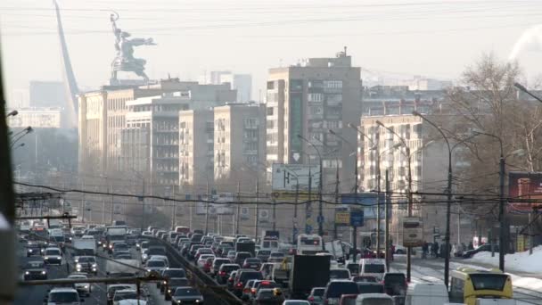 Muitos carros na estrada no inverno lapso de tempo de Moscou — Vídeo de Stock