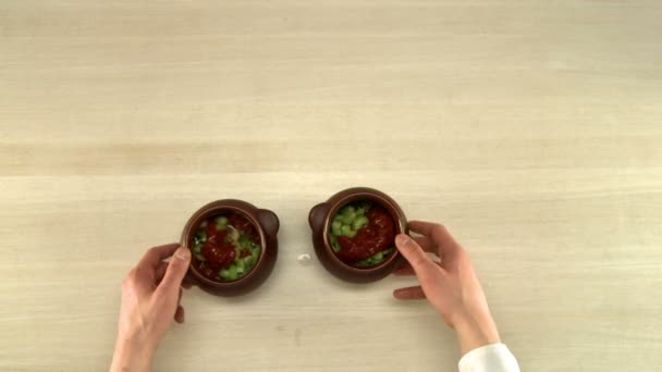 Cuisinière mettant du ketchup dans des pots avec des légumes — Video