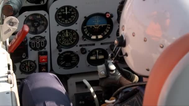 Pilot w filmie w kabinie samolotu — Wideo stockowe